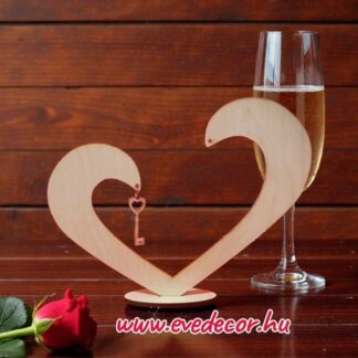 Álló szív kulcsal 27*21 cm (Szív 0013)